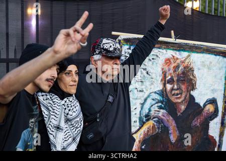 Buenos Aires, Argentine. 07 octobre 2025. Les manifestants font des gestes pendant la manifestation. Le Comité argentin de solidarité avec le peuple palestinien a appelé à une marche pour répudier et condamner le génocide perpétré à Gaza par l'État d'Israël. Des organisations sociales, politiques et de défense des droits de l'homme y ont participé. Crédit : SOPA images Limited/Alamy Live News Banque D'Images