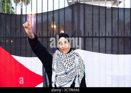 Buenos Aires, Argentine. 07 octobre 2025. Un manifestant fait des gestes pendant la manifestation. Le Comité argentin de solidarité avec le peuple palestinien a appelé à une marche pour répudier et condamner le génocide perpétré à Gaza par l'État d'Israël. Des organisations sociales, politiques et de défense des droits de l'homme y ont participé. Crédit : SOPA images Limited/Alamy Live News Banque D'Images