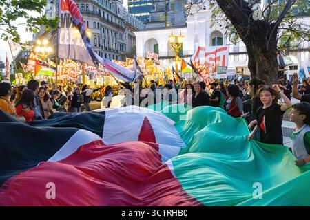 Buenos Aires, Argentine. 07 octobre 2025. Les manifestants défilent avec le drapeau palestinien pendant la manifestation. Le Comité argentin de solidarité avec le peuple palestinien a appelé à une marche pour répudier et condamner le génocide perpétré à Gaza par l'État d'Israël. Des organisations sociales, politiques et de défense des droits de l'homme y ont participé. Crédit : SOPA images Limited/Alamy Live News Banque D'Images
