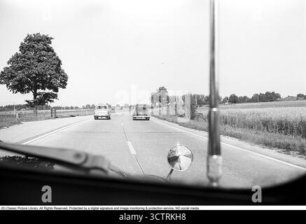 Surveillance de la circulation policière sur Riksetan, 1958. Entre 1945 et 1962, la Riksväg 1 a servi de route principale reliant Helsingborg à Stockholm. Aujourd'hui, cette route fait partie de la route européenne E4. Une vue depuis un véhicule de police surveillant la circulation sur la route achalandée. Suède, 1958. Dans les années 1950, alors que le trafic automobile augmentait sur le réseau routier suédois en pleine expansion, les patrouilles de police jouaient un rôle crucial pour assurer la sécurité routière et l’application de la loi. Roland Palm réf. 3/533. Banque D'Images