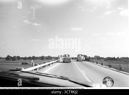 Surveillance de la circulation policière sur Riksetan, 1958. Entre 1945 et 1962, la Riksväg 1 a servi de route principale reliant Helsingborg à Stockholm. Aujourd'hui, cette route fait partie de la route européenne E4. Une vue depuis un véhicule de police surveillant la circulation sur la route achalandée. Suède, 1958. Dans les années 1950, alors que le trafic automobile augmentait sur le réseau routier suédois en pleine expansion, les patrouilles de police jouaient un rôle crucial pour assurer la sécurité routière et l’application de la loi. Roland Palm réf. 3/533. Banque D'Images
