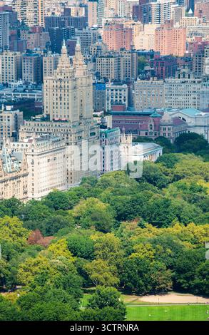 New York, États-Unis : vue aérienne de Central Park avec San Remo (145 Central Park West), un luxueux immeuble coopératif de 27 étages ouvert en 1930 Banque D'Images