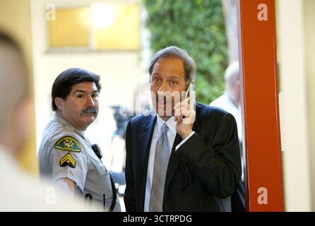 Photo : Mark Geragos (avocat de Michael Jackson) Michael Jackson au tribunal pour sa mise en accusation au palais de justice de Santa Maria, Santa Maria, Californie - 16 janvier 2004. Michael Jackson a été soutenu par sa mère Katherine et son père Joe Jackson, sœur Janet, les frères Jermaine et Tito, les avocats Mark Geragos et Benjamin Brafman et la sécurité a été assurée par la Nation of Islam dont il est un partisan Banque D'Images