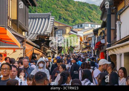 Kyoto, Japon - 11 octobre 2024, vue panoramique de la foule de touristes et d'habitants marchant le long de la rue Kiyomizu-dera en face du monastère de Pure Wa Banque D'Images