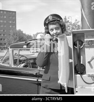 Chauffeur de taxi féminin dans les années 1960 Dans les années 1950 et 1960, les chauffeuses de taxi étaient une présence rare mais frappante sur les routes. Défiant les normes de genre, ces femmes ont navigué dans des villes animées, offrant un service vital avec confiance et compétence. Dans les années 1950 et 1960, les téléphones de station de taxis, montés sur des poteaux où les taxis attendaient, permettaient aux chauffeurs de recevoir des réservations directement d'une répartition centrale. Les clients pouvaient appeler le numéro du rang, et la cloche du téléphone alerterait les conducteurs, assurant des réponses rapides dans les zones urbaines achalandées. Suède 1962 Banque D'Images