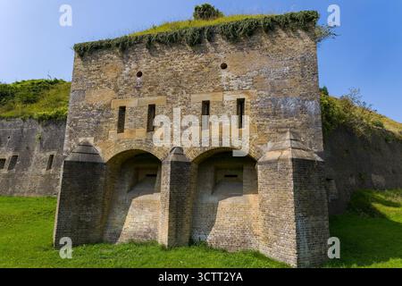 Architecture défensive d'un fort du XIXe siècle à Douvres, en Angleterre, sous un ciel dégagé. Banque D'Images