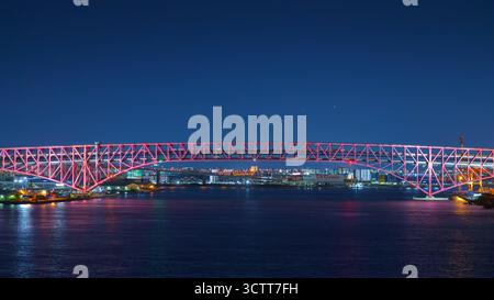 Osaka, Japon - 11 octobre 2024, vue panoramique depuis la mer du pont Minato traversant la baie d'Osaka, la nuit avec illumination, Osaka, Japon Banque D'Images