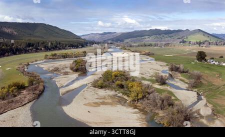 Vue aérienne de la rivière Motueka récemment inondée traversant des terres agricoles, Kohatu, Tasman, Nouvelle-Zélande. Banque D'Images