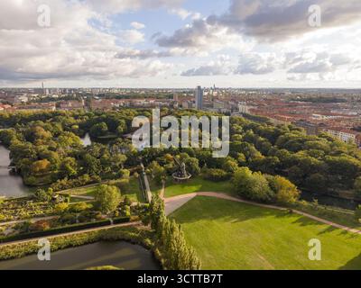 Vue aérienne des verts vibrants du parc Kungsparken contrastant avec les bâtiments de la ville sous un ciel nuageux, Malmo, comté de Scania, Suède. Banque D'Images