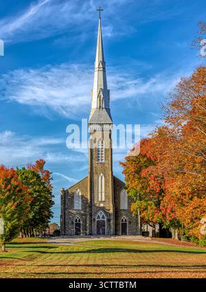 Conservez l'église catholique d'Edward à Westport, en Ontario, avec des feuilles colorées en arrière-plan par une fraîcheur journée d'automne Banque D'Images