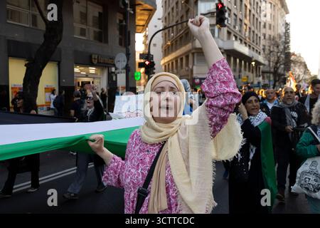 Buenos Aires, Argentine. 07 octobre 2025. Un manifestant chante des slogans pendant la manifestation. Le Comité argentin de solidarité avec le peuple palestinien a appelé à une marche pour répudier et condamner le génocide perpétré à Gaza par l'État d'Israël. Des organisations sociales, politiques et de défense des droits de l'homme y ont participé. (Photo de Rosana Alvarez Mullner/SOPA images/SIPA USA) crédit : SIPA USA/Alamy Live News Banque D'Images