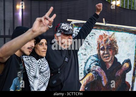 Buenos Aires, Argentine. 07 octobre 2025. Les manifestants font des gestes pendant la manifestation. Le Comité argentin de solidarité avec le peuple palestinien a appelé à une marche pour répudier et condamner le génocide perpétré à Gaza par l'État d'Israël. Des organisations sociales, politiques et de défense des droits de l'homme y ont participé. (Photo de Rosana Alvarez Mullner/SOPA images/SIPA USA) crédit : SIPA USA/Alamy Live News Banque D'Images