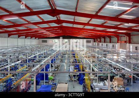 usine textile à l'intérieur vue d'en haut, produisant des vêtements de travail pour le marché local, les femmes africaines travaillent dans les machines à coudre Banque D'Images