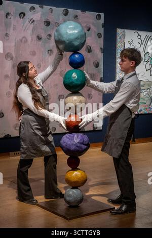 Londres, Angleterre, Royaume-Uni. 8 octobre 2025. Un membre du personnel de Christie's pose avec Bronze Stack 9, Copper Blue (2015) d'Annie Morris lors d'une avant-première à Christie's à Londres, Royaume-Uni, le 8 octobre 2025. On estime que la sculpture se vendra entre 100 000 et 150 000 GBP au XXe/XXIe siècle : London Evening Sale. Crédit : ZUMA Press, Inc/Alamy Live News Banque D'Images
