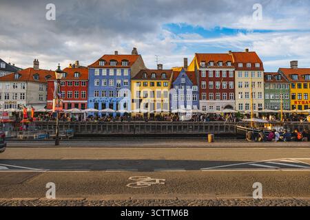 Rangée de maisons danoises classiques colorées le long du canal Nyhavn Banque D'Images