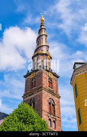 Vue sur la partie supérieure de l'église de notre Sauveur située dans le centre de l'Indre par quartier par une journée ensoleillée Banque D'Images
