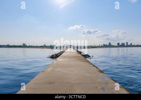 Vue sur le parc de la plage d'Amager, plage artificielle sur une île avec un lagon, sports nautiques, kiosques et cafés Banque D'Images