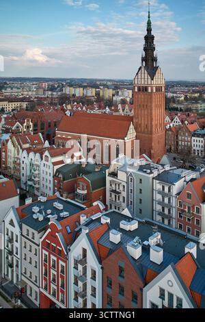 Vue aérienne verticale de la tour de l'église et des toits colorés environnants dans la vieille ville d'Elblag, lumière du soir, perspective de drone mettant en valeur l'Ar gothique Banque D'Images