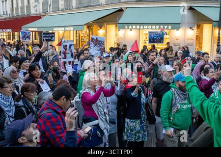 Paris, basse Californie, France. 7 octobre 2025. Les participants tiennent des pancartes et enregistrent avec leurs téléphones pendant une manifestation pro-palestinienne appelant à la fin de la violence à Gaza. (Crédit image : © Alvaro Diaz/ZUMA Press Wire) USAGE ÉDITORIAL SEULEMENT ! Non destiné à UN USAGE commercial ! Banque D'Images