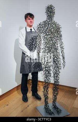 Londres, Royaume-Uni. 08 octobre 2025. Christie's staff avec ATHONY GORMLEY, DOMAINE I, estimation : £300,000-500,000. Vente en soirée Christie's 20th/21st Century London. Crédit : Imageplotter/Alamy Live News Banque D'Images