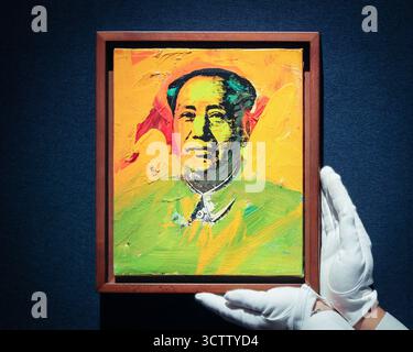 Londres, Royaume-Uni. 08 octobre 2025. Christie's staff avec ANDY WARHOL, Mao, 1973. Montant estimatif : 600 000 à 800 000 £. Vente en soirée Christie's 20th/21st Century London. Crédit : Imageplotter/Alamy Live News Banque D'Images