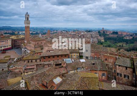 Vue d'en haut sur Sienne avec Palazzo Pubblico, Torre del Mangia et Piazza del Campo, Sienne, Toscane Banque D'Images