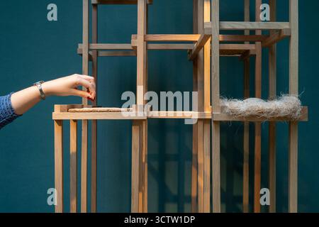 Christie's, Londres, Royaume-Uni. 8 octobre 2025. Architects for the Birds Project, qui coïncide avec la semaine de la frise, est conçu par Lord Foster of Thames Bank O.M. et Marie Donnelly au profit de la Fondation Tessa Jowell, amassant des fonds pour le traitement du cancer du cerveau. Neuf des plus grands architectes du monde ont conçu un nichoir, interprétant les thèmes du sanctuaire, des soins et de l'espoir. Chaque nichoir sera vendu aux enchères lors d'un événement caritatif privé Christie's. Image : Frida Escobedo, Bird Station - 01, 2025. Chêne blanc. Offre de départ 25 000 £. Crédit : Malcolm Park/Alamy Live News Banque D'Images