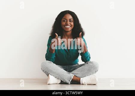 Bonne jeune femme afro-américaine Banque D'Images