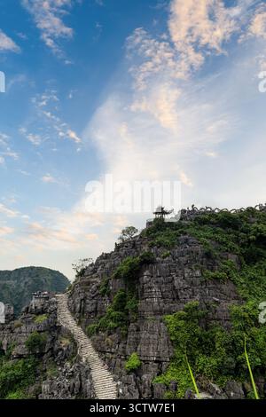Ninh Binh landscpae au Vietnam. Paysage de la région de MUA Cave avec des montagnes karstiques Banque D'Images