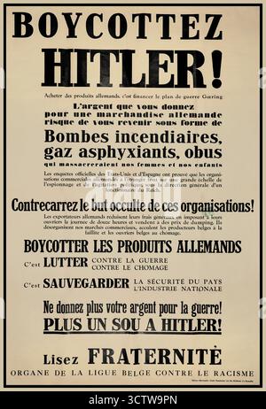 BOYCOTTER HITLER's 1930 affiche historique anti-racisme et anti-fascisme, créée par la Ligue belge contre le racisme. Le texte est en français et prône un boycott des marchandises allemandes pour s’opposer à Hitler et à son régime. Il avertit que l'argent dépensé pour les marchandises allemandes pourrait revenir sous forme de "bombes incendiaires, gaz asphyxiant, obus" et que boycotter les produits allemands est un moyen de lutter contre la guerre, le chômage, et de sauvegarder la sécurité nationale et l'industrie. SLOGAN : « PLUS UN SOU A HITLER ! » (Pas un sou de plus pour Hitler !) L'affiche est l'orgue de la Ligue belge contre le racisme Banque D'Images