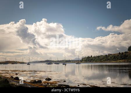 Une image HDR lumineuse et immobile d'automne de yachts amarrés dans le Sound of Shuna, une partie du Loch linnhe, dans les Highlands écossais. Écosse. 28 septembre 2025 Banque D'Images