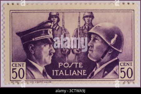 Timbre-poste ITALIE WW2 - VERS 1941 : timbre-poste italien imprimé par l'Italie, qui montre Portrait de Mussolini (1863-1945) et Hitler (1889-1945), confrérie italo-allemande d'armes, vers 1941. WW2 seconde Guerre mondiale axe du mal Banque D'Images