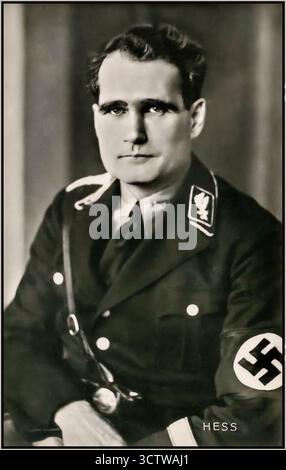 Le dirigeant nazi Rudolf Walter Richard Hess portrait officiel en uniforme militaire avec brassard swastika (Heß en allemand ; 26 avril 1894 – 17 août 1987) est un homme politique allemand, criminel de guerre et membre dirigeant du parti nazi en Allemagne. Nommé député Führer (Stellvertreter des Führers) d'Adolf Hitler en 1933, Hess occupe ce poste jusqu'en 1941, date à laquelle il vole seul pour l'Écosse dans une tentative de négocier la sortie du Royaume-Uni de la seconde Guerre mondiale. Il est fait prisonnier et reconnu coupable de crimes contre la paix. Purgeant une peine d'emprisonnement à perpétuité au moment de son suicide en 1987. Banque D'Images