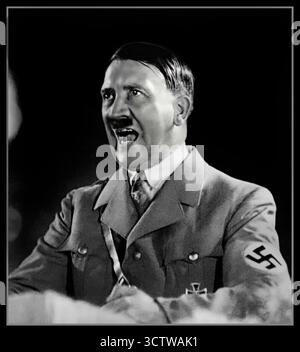 Années 1940 Adolf Hitler donnant un discours de propagande passionné animé à un podium, en uniforme militaire avec brassard Swastika Allemagne nazie Banque D'Images