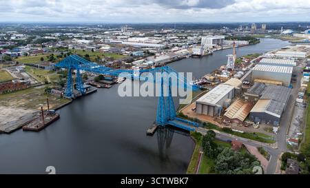Vue aérienne du pont transporteur de Middlesbrough traversant la rivière Tees Banque D'Images