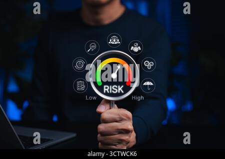Concept de gestion et d'évaluation des risques. Personne dont le risque de jauge est faible à élevé, entourée d'icônes représentant l'analyse, la protection et la conformité Banque D'Images