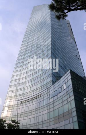 Une photographie de gratte-ciel de grande hauteur à Marine City, Busan, Corée du Sud. Le Park Hyatt Busan est un hôtel de luxe conçu par Daniel Libeskind, reconnaissable à sa fa?ade en verre incurvé caractéristique, reflétant les vagues de l'océan. L'hôtel a ouvert ses portes en 2013, contribuant de manière significative à l'horizon moderne de Busan et servant de point de repère dans le quartier de Haeundae. 2025. Banque D'Images