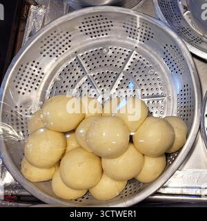 Une photographie de la cuisine coréenne traditionnelle, en particulier de nombreux petits pains cuits à la vapeur, probablement jjinppang ( ? ?), à Gyeongju, en Corée du Sud. Les petits pains cuits à la vapeur comme le jjinppang sont une variété populaire souvent remplie de pâte de haricots rouges et sont généralement vendus comme nourriture de rue ou sur les marchés traditionnels. 2025. Banque D'Images