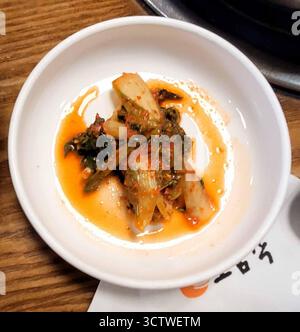 Une photographie de la cuisine coréenne traditionnelle, en particulier le kimchi, servi à Gyeongju, en Corée du Sud. Kimchi ( ? ?) Est un plat d'accompagnement traditionnel coréen de base à base de légumes salés et fermentés, le plus souvent le chou napa et le radis coréen, avec une sélection variée d'assaisonnements comprenant le gochugaru (poudre de piment), les oignons de printemps, l'ail, le gingembre et le jeotgal (fruits de mer salés). Il est réputé pour ses saveurs piquantes, épicées et umami, et fait partie intégrante des plats coréens, servis à presque tous les repas, à la maison et dans les restaurants. 2025. Banque D'Images