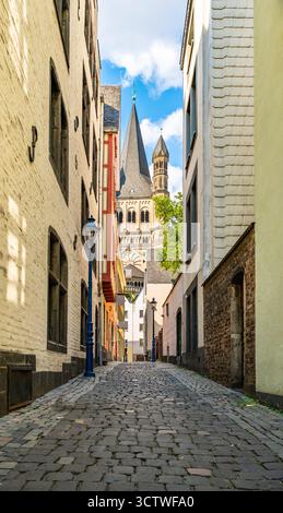Rue pavée dans la ville de Cologne Banque D'Images