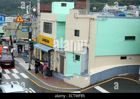Une photographie du village culturel Gamcheon dans le district de Saha, Busan, Corée du Sud. La région est connue pour ses rues superposées, ses ruelles tordues ressemblant à un labyrinthe et ses maisons peintes de couleurs vives, qui ont été restaurées et améliorées ces dernières années pour attirer le tourisme. Construit sur une pente montagneuse abrupte, le village de Gamcheon a été créé dans les années 1920 et 1930 lorsque l'administration de la ville de Busan a décidé de déplacer la population ouvrière dans une zone isolée du port, mais assez proche pour fournir de la main-d'œuvre, et est devenu un refuge pour environ 800 familles pendant la reprise d'après-guerre en 1955. 2025. Banque D'Images
