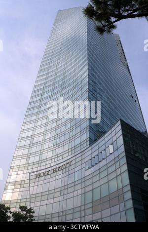 Une photographie de gratte-ciel de grande hauteur à Marine City, Busan, Corée du Sud. Le Park Hyatt Busan est un hôtel de luxe conçu par Daniel Libeskind, reconnaissable à sa fa?ade en verre incurvé caractéristique, reflétant les vagues de l'océan. L'hôtel a ouvert ses portes en 2013, contribuant de manière significative à l'horizon moderne de Busan et servant de point de repère dans le quartier de Haeundae. 2025. Banque D'Images