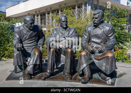 Statue de Winston Churchill, Franklin D. Roosevelt et Joseph Staline devant le Palais Livadia commémorant les accords de Yalta signés en 1945 Banque D'Images