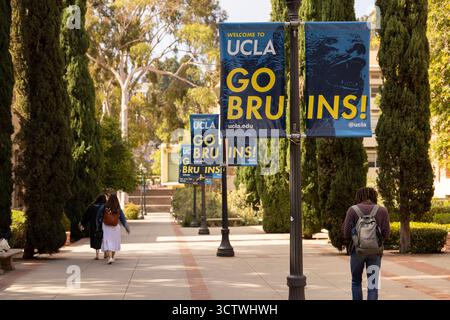 Los Angeles, Californie, États-Unis - 12 juin 2025 : les gens traversent le campus de l'UCLA. Banque D'Images
