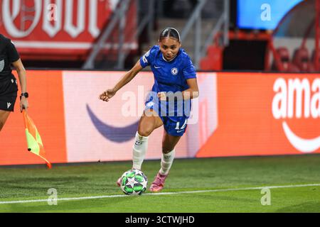 Enschede, pays-Bas. 08 octobre 2025. Enschede, pays-Bas, le 8 octobre 2025 : Alyssa Thompson (12 Chelsea FC) court avec le ballon lors du match de football MD1 de la Ligue des Champions de l'UEFA entre le FC Twente et le FC Chelsea au de Grolsch Veste à Enschede, pays-Bas. (Leiting Gao/SPP) crédit : photo de presse sportive SPP. /Alamy Live News Banque D'Images