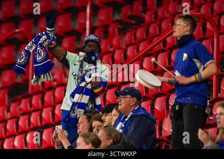Enschede, pays-Bas. 08 octobre 2025. ENSCHEDE, PAYS-BAS - 8 OCTOBRE : supporter de Chelsea lors du match de l'UEFA Women's Champions League entre le FC Twente et Chelsea à de Grolsch Veste le 8 octobre 2025 à Enschede, pays-Bas. (Photo par Andre Weening/Orange Pictures) crédit : Orange pics BV/Alamy Live News Banque D'Images