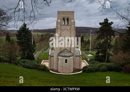 Belleau, France - 20 février 2022 : arrière de la chapelle du cimetière américain de l'Aisne-Marne par une journée nuageuse d'hiver en France. Banque D'Images