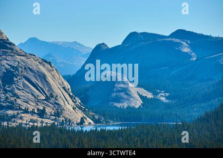 Montagnes de granit Lac Tenaya et forêt de pins dans le parc national Yosemite en Californie Banque D'Images