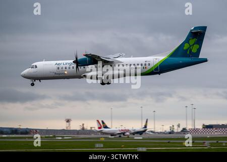 Images de l'avion de ligne régional ATR 72-600 exploité par Emerald Airlines, filiale de la compagnie aérienne irlandaise Aer Lingus. Banque D'Images