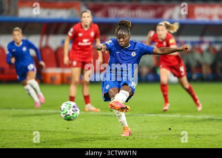 Enschede, pays-Bas. 08 octobre 2025. Enschede, pays-Bas, 8 octobre 2025 : Sandy Baltimore (17 Chelsea FC) tire au but lors du match de football MD1 de la Ligue des Champions de l'UEFA entre le FC Twente et le FC Chelsea au de Grolsch Veste à Enschede, pays-Bas. (Leiting Gao/SPP) crédit : photo de presse sportive SPP. /Alamy Live News Banque D'Images